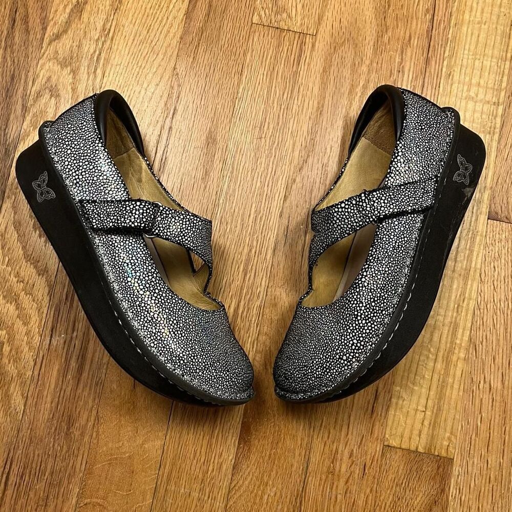 Alegria Women's Silver and Black Clogs